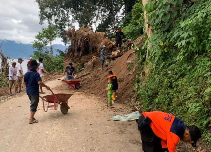 Longsor di Agam, Jalan Maninjau - Sungai Batang tak Bisa Dilalui Kendaraan, Pemkab Kerahkan Alat Berat