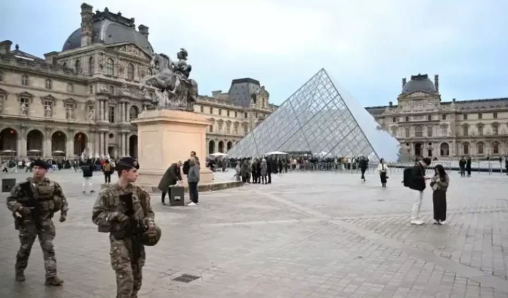 Pipa Air Museum Louvre Bocor, Ratusan Koleksi Buku Mesir Kuno Rusak