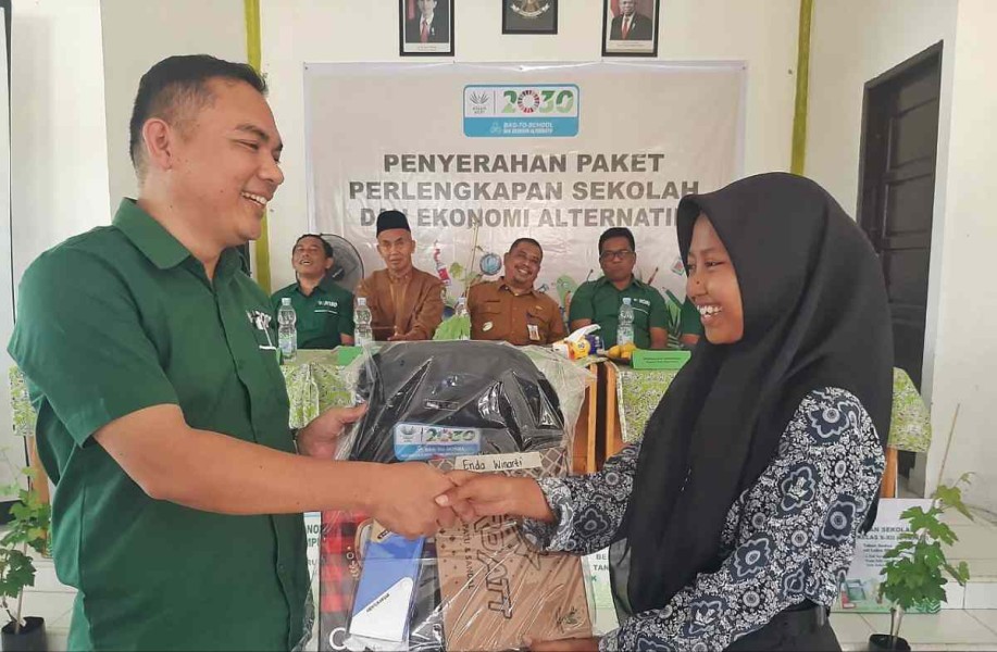 Wujudkan Visi AA2030, Asian Agri Berikan Paket Bantuan Pendidikan dan Ekonomi Alternatif di Riau