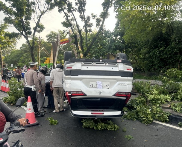 Senggolan dengan Brio, Xpander Terbalik di Jalan Sudirman Pekanbaru