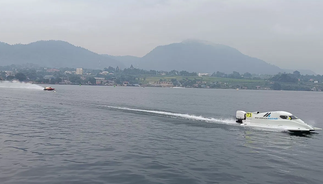 Aksi Seru! Pembalap F1 Powerboat Panaskan Latihan Bebas di Danau Toba