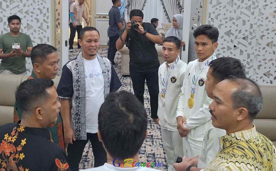 Pemkot Pekanbaru Serahkan Bonus Rp100 Juta untuk Atlet Senam Peraih Medali Emas SEA Games 2025