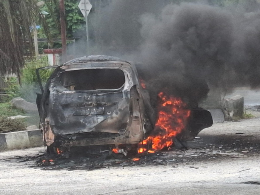 Diduga Dipicu Konsleting, Mobil Avanza Terbakar di SPBU Kuok, Kampar