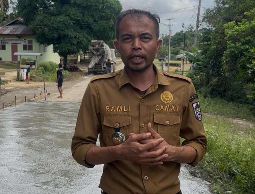30 Ruas Jalan Rusak di Bandar Petalangan Diperbaiki Swadaya Warga, Camat Sindir Perusahaan Tak Peduli