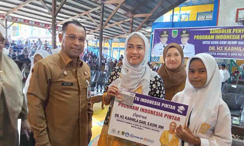 1.860 Pelajar Terima PIP di Rokan Hilir, Karmila Sari Hadiri Penyerahan Simbolik
