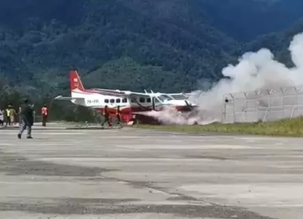 Pesawat Amole Air Terbakar Tabrak Pos Kopasgat di Bandara Ilaga Papua