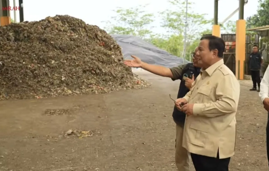 Prabowo Tinjau Fasilitas Pengolahan Sampah Menjadi Genteng di Banyumas