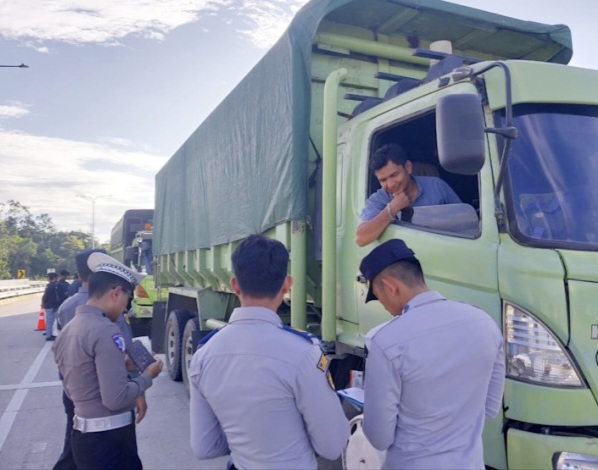 33 Truk ODOL Terjaring Operasi Gabungan di Tol Pekbangpar