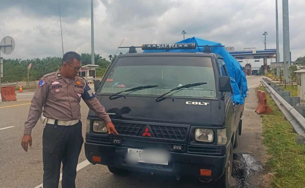 Aksi Nekat Pengendara Pikap Pembawa Durian Lawan Arus di Tol Pekanbaru - Dumai Berakhir di Pos PJR