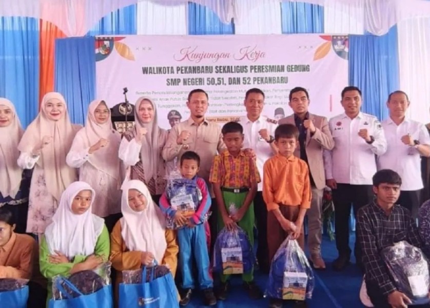 Angkasa Pura Salurkan CSR Untuk Pendidikan dan Penghijauan Pekanbaru
