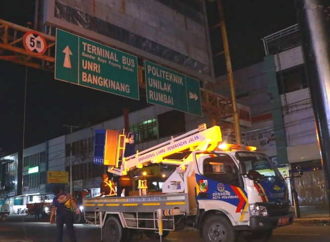 Wako Pekanbaru Sita dan Potong Bando Jalan Sesuai Arahan Presiden Prabowo