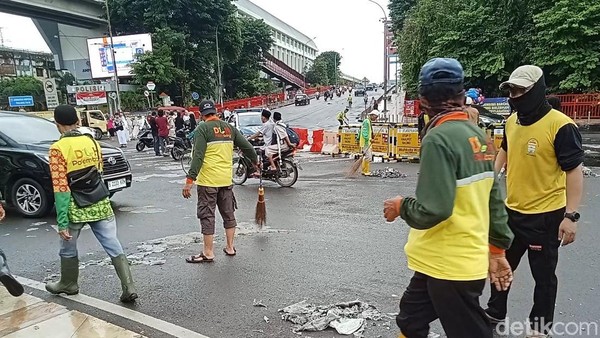 Sampah Alas Salat Id di Sekitar Masjid Agung Sulit Dibersihkan Imbas Hujan