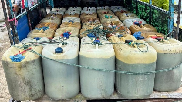 Polisi Tangkap 2 Pelaku Penimbunan Ribuan Liter Pertalite di Mentawai