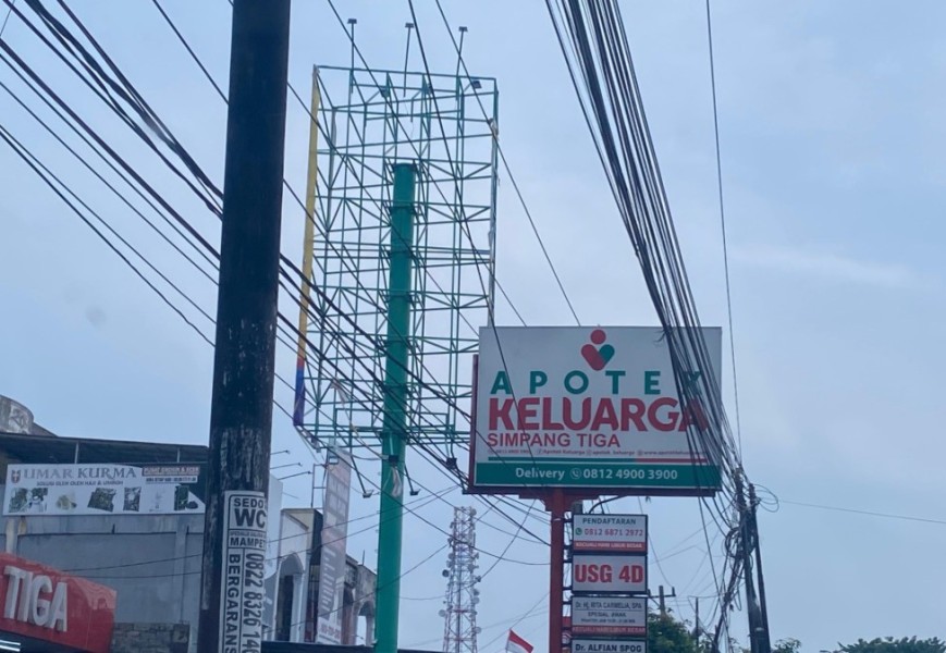 Pemko Pekanbaru Gencar Potong Reklame Ilegal, Tetap Ada yang Nekat Pasang Baru