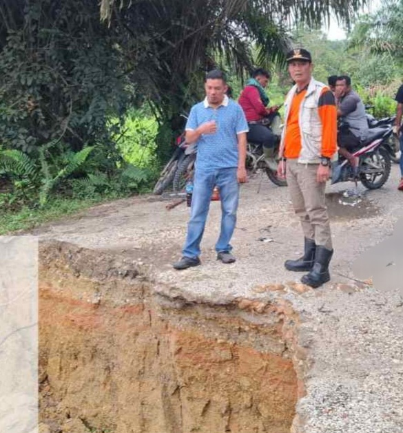 Jembatan Putus Diterjang Banjir Mulai Diperbaiki, Camat Singingi Hilir: Ditargetkan Tiga Hari Tuntas