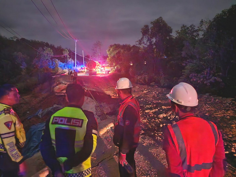 Akibat Amblas, Jalan Lintas Riau - Sumbar di Tanjung Alai Buka Tutup