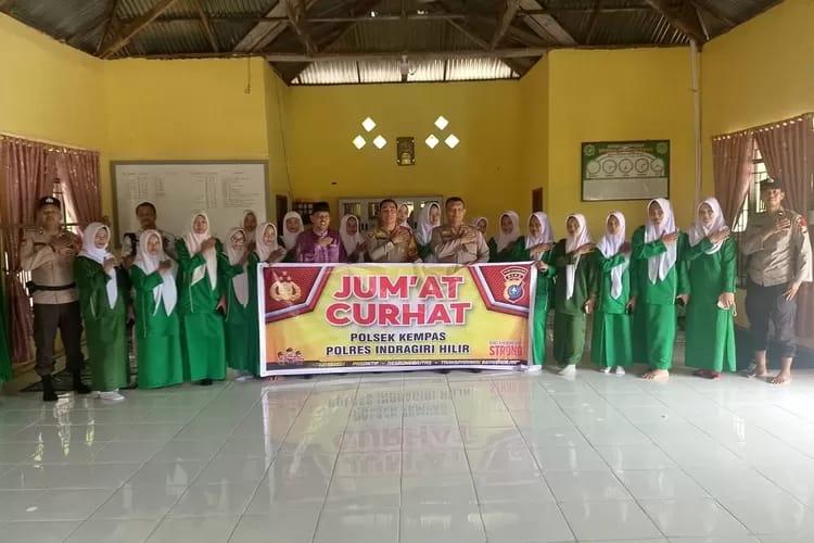 Kapolsek Kempas Gelar Jumat Curhat di Sekolah, Sampaikan Pesan Moral dan Himbauan Pilkada Damai