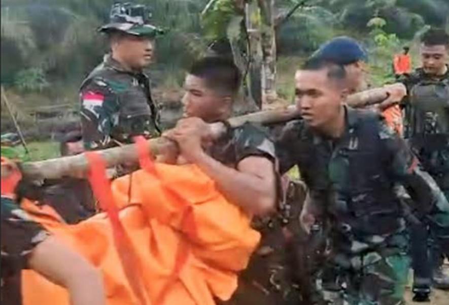 Sebanyak 209 Prajurit TNI AD Dikerahkan Evakuasi Helikopter Jatuh di Hutan Rimba Sekadau