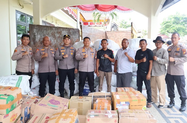 Warga Teluk Meranti Pelalawan Kirim 1 Truk Pakaian Layak Untuk Korban Bencana Sumbar