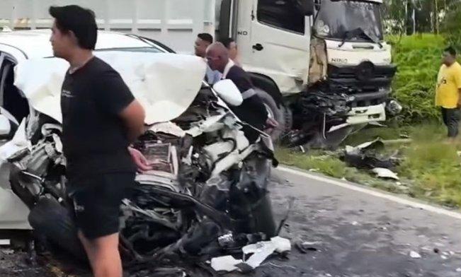 Tabrakan Libatkan Truk, Minibus, dan Motor di Jalin Sumbar-Riau, Korban Tergeletak di TKP