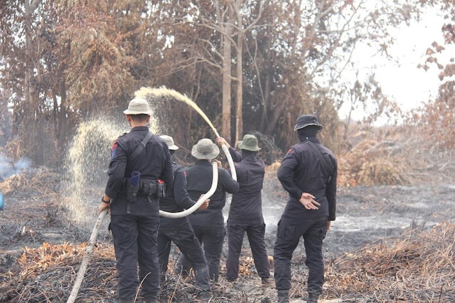 Gerak Cepat Brimobda Riau, Padamkan Api hingga Pasang Plang Larangan Bakar Lahan