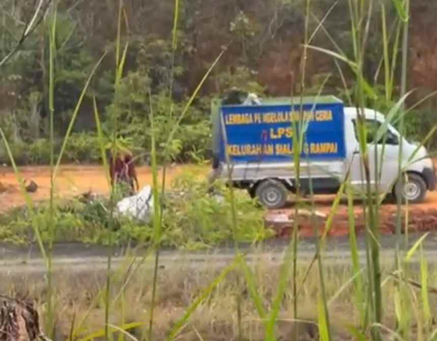 Waduh, Anggota DPRD Riau Ginda Burnama Pergoki Mobil LPS Buang Sampah Sembarangan