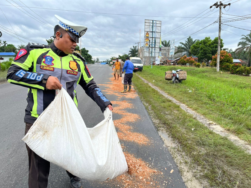 Bahayakan Pengguna Jalan, Unit Lantas Polsek Kandis Bersihkan Tumpahan CPO di Jalan Lintas Sumatera