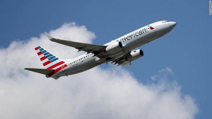 Bau Misterius Bikin American Airlines Mendarat Darurat, 5 Orang Masuk RS