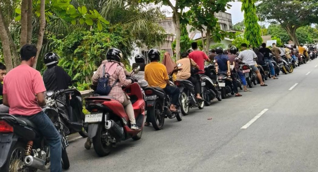 Warga Bengkalis Antre Berjam-jam Dapatkan BBM di SPBU