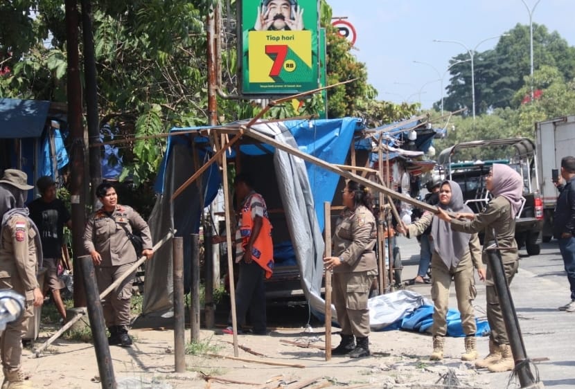 23 Lapak Dibongkar, Satu Mobil Lapak Diderek Satpol PP Pekanbaru