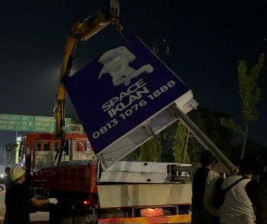 Bapenda Pekanbaru Tertibkan Puluhan Tiang Reklame Ilegal Demi Jaga Estetika Kota