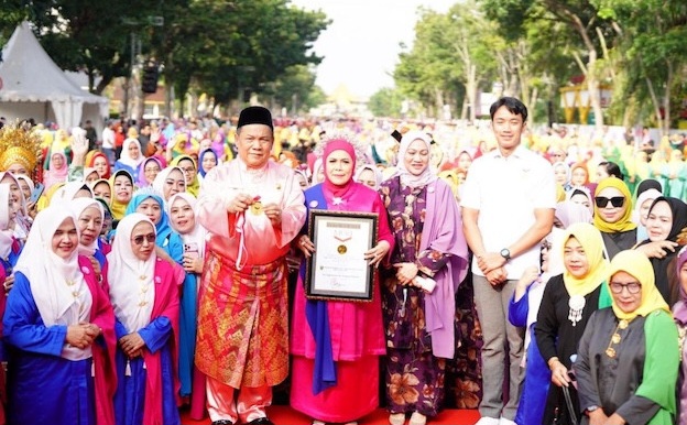 Sebanyak 6.000 Penari Zapin Berkebaya Labuh Kekek Riau Pecahkan Rekor MURI