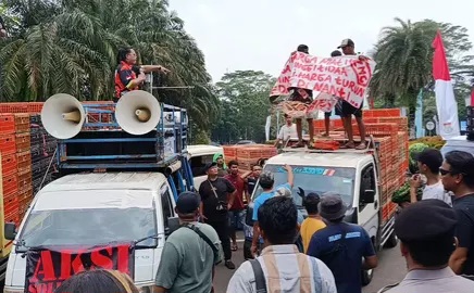 Pedagang Ayam Kepung Kantor Bupati Tangerang