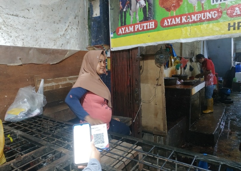 Bayar Pakai QRIS, Belanja Ayam di Pasar Tradisional Pekanbaru Makin Nyaman