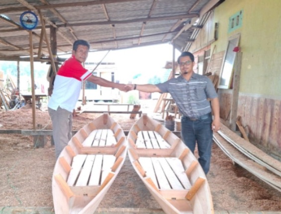 Melalui Program Community Development, PT Musim Mas Serahkan Lima Unit Perahu untuk Nelayan Talau