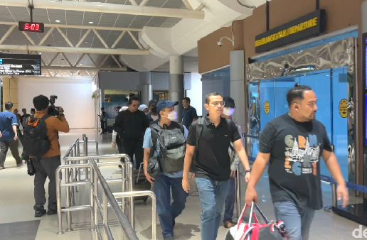 Penampakan 8 Orang yang Terjaring OTT KPK di OKU Tiba di Bandara SMB II