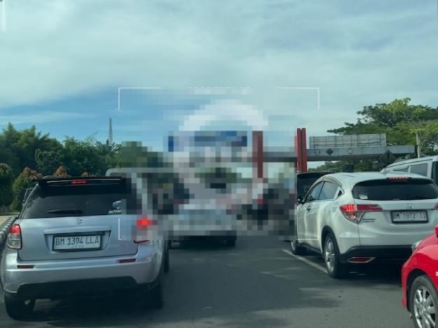 Gate Masuk Bandara SSK II Pekanbaru Rusak: Antrean Mengular, Penumpang Panik Takut Tertinggal Pesawat