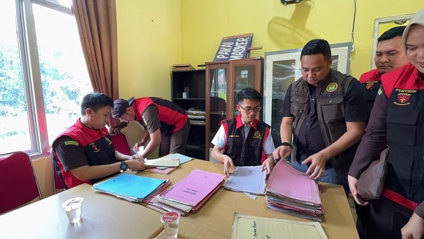 Rumah-Kantor Kades di Muara Enim Digeledah Dugaan Korupsi Dana Desa