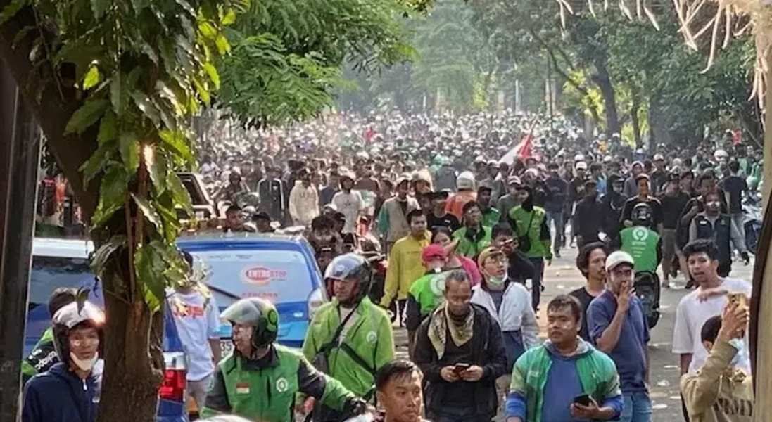 Teriakkan Revolusi, Massa Tembus Barikade Mako Brimob Kwitang