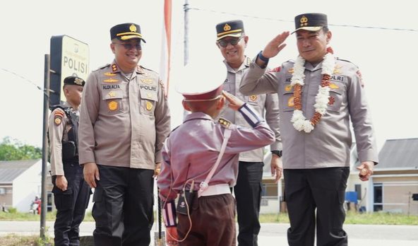 Kunjungan Kerja ke Polres Meranti, Kapolda Riau Disambut Polisi Cilik
