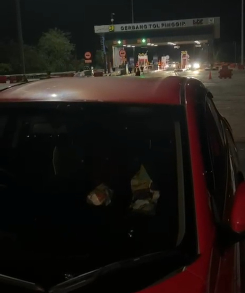 Mobil Warga Bengkalis Dilempari Batu di Tol Pekanbaru-Dumai, Kaca Depan Retak