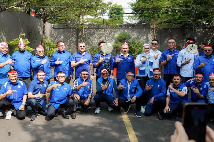 PAN Gelar Lomba 17-an, Zulhas & Para Menteri Estafet Belut-Makan Kerupuk