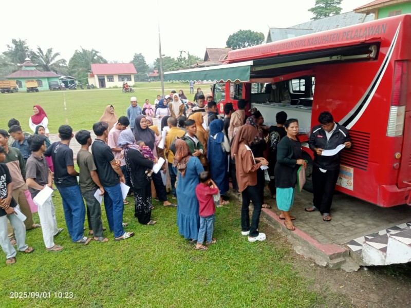 Disdukcapil Pelalawan Gencarkan Layanan Jemput Bola Langsung ke Desa