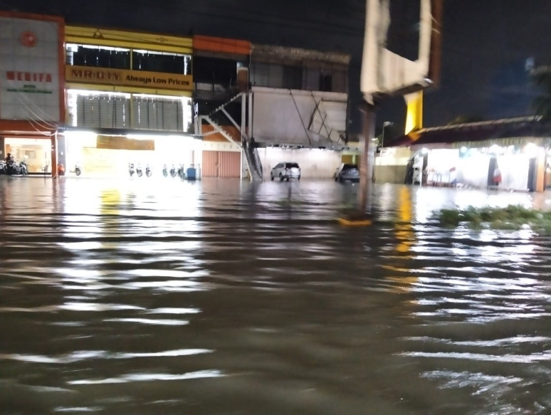 Hujan Deras Guyur Pekanbaru, Sejumlah Jalan Terendam Banjir