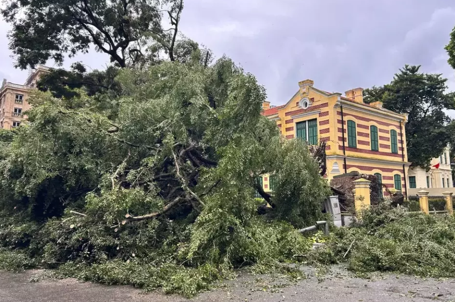 Topan Kajiki Hantam Vietnam, Ombak 2 Meter Banjiri Jalan