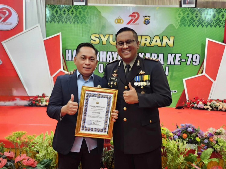 Ketua PWI Dumai Terima Penghargaan dari Kapolres di HUT Bhayangkara ke-79