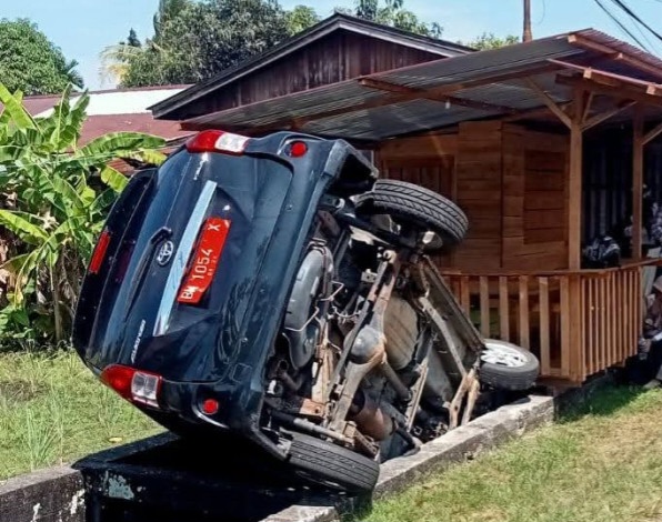 Diduga Rem Blong, Mobil Dinas BKPSDM Meranti Kecelakaan