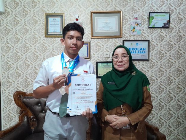 Zaky Anugerah, Siswa SMAN 9 Pekanbaru, Cetak Hattrick Medali di Kejuaraan Renang