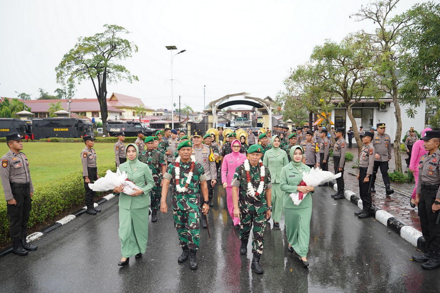 Kapolda Riau Lepas Brigjen TNI Dany Rakca dengan Tradisi Pedang Pora