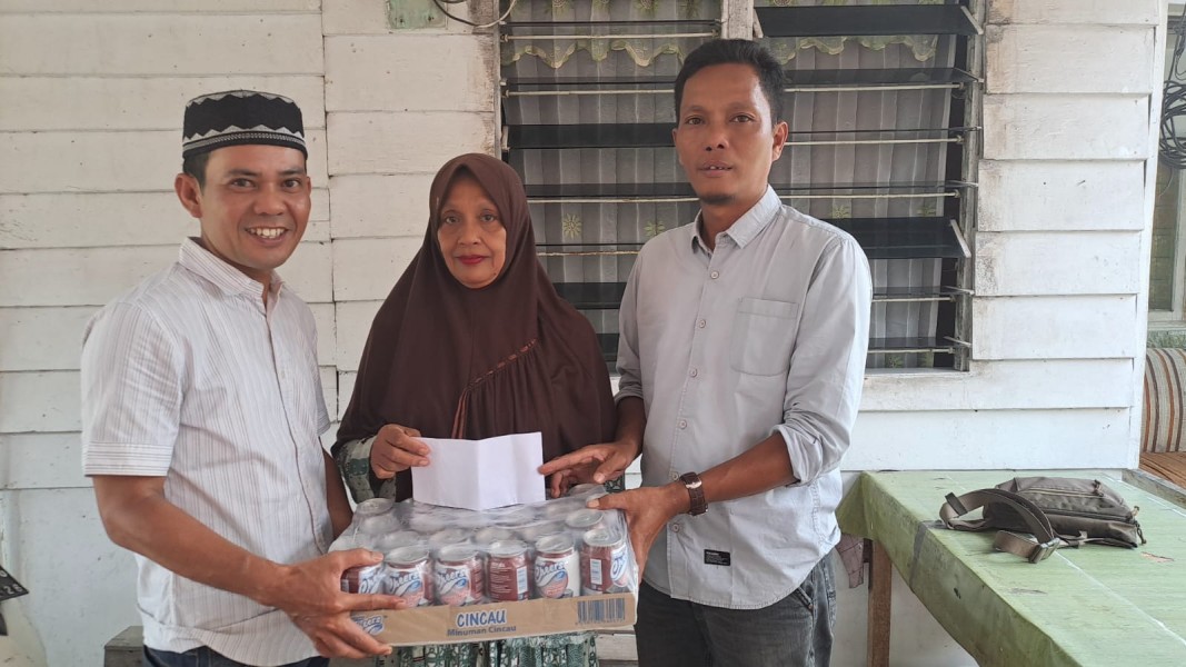 Plt Pengurus PWI Dumai Serahkan Bingkisan ke Janda Wartawan